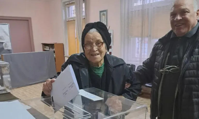 Най-възрастната жена в Харманли гласува с хартиена бюлетина - Tribune.bg