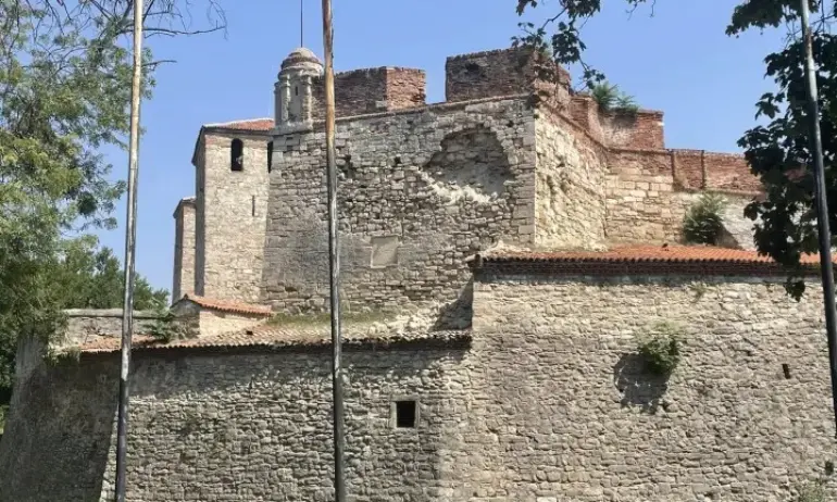 Срути се част от стената на крепостта Баба Вида - Tribune.bg