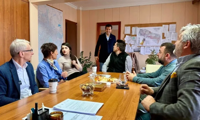 Кирил Петков и Лена Бориславова отидоха на крака при отстранения кмет на Оборище - Tribune.bg