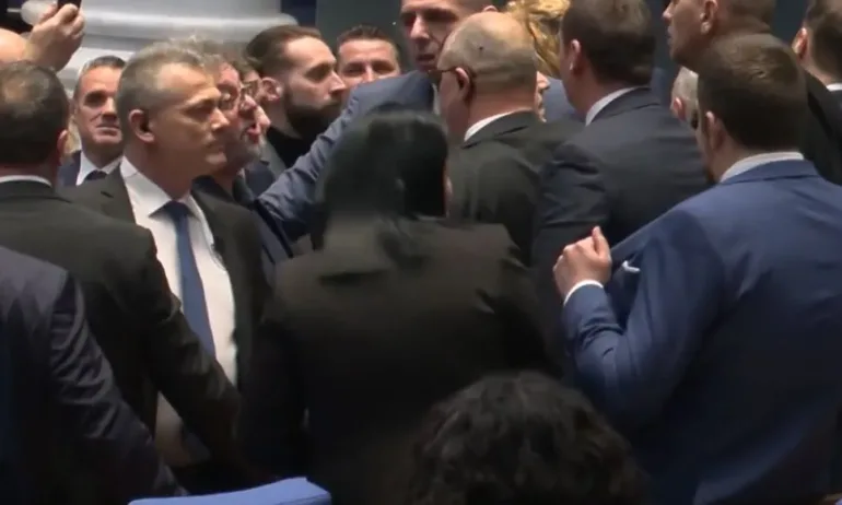 Депутатите пак в бой: На два пъти квесторите разтърваха представители на ППДБ и Възраждане (ВИДЕО) - Tribune.bg