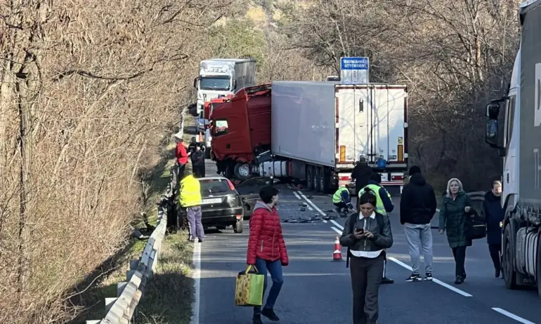 Камион и кола катастрофираха край Кресна, двама са пострадали /ОБНОВЕНА/ - Tribune.bg