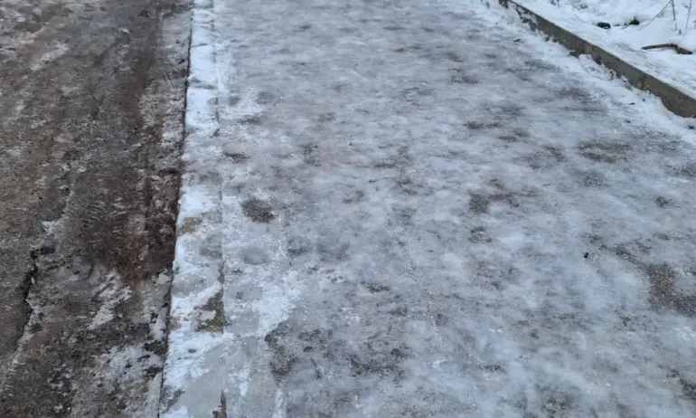 Ледени пързалки са тротоарите в София повече от седмица след