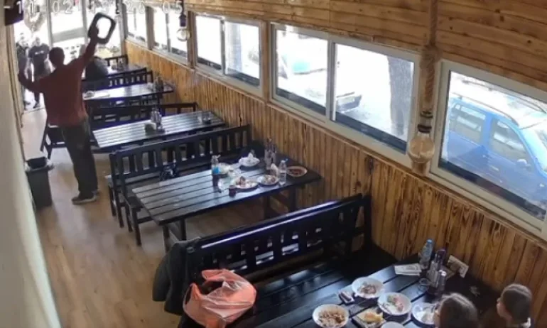 Въоръжен мъж вилня и заплашва клиенти в ресторант в София,