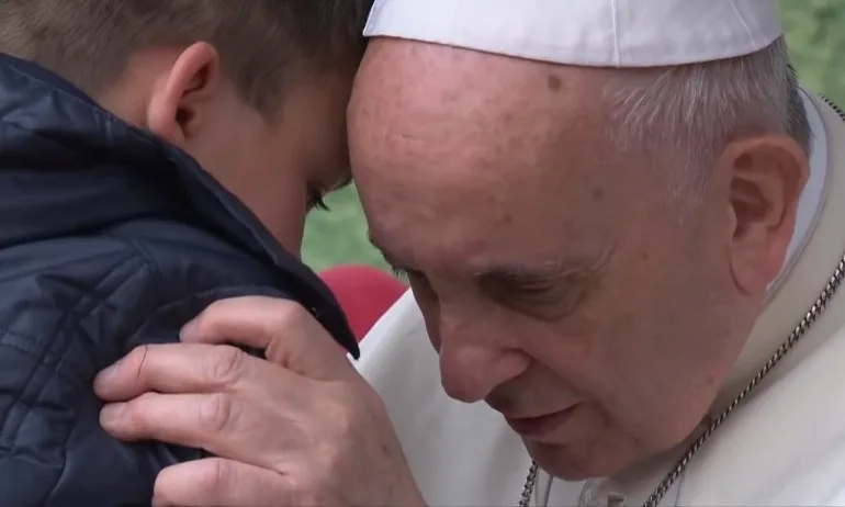 Папа Франциск утеши плачещо дете, а кадрите трогнаха света (ВИДЕО) - Tribune.bg