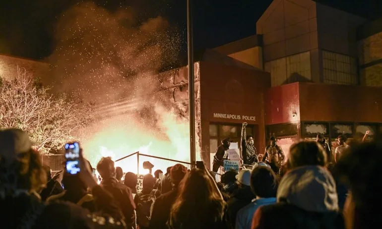 Протестиращите в Минеаполис опожариха полицейско управление - Tribune.bg