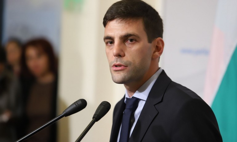 Новият парламентарен шеф: Не работи в адвокатска кантора, не е ръководил голям екип - Tribune.bg