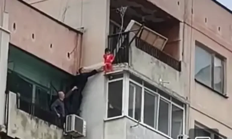Ужасяваща гледка в Ямбол- 3-годишно дете увисна от балкон на 8-ия етаж. Полицията го спаси по чудо - (ВИДЕО) - Tribune.bg