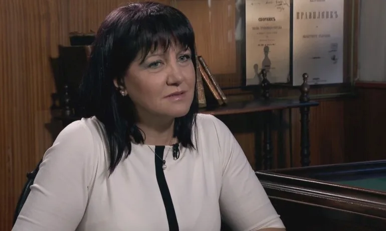 Караянчева: Президентът вероятно готви политически проект - Tribune.bg