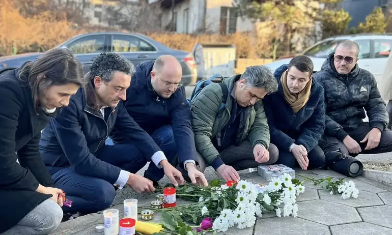 Общински съветници, депутати и журналисти поставиха цветя в памет на Навални - Tribune.bg