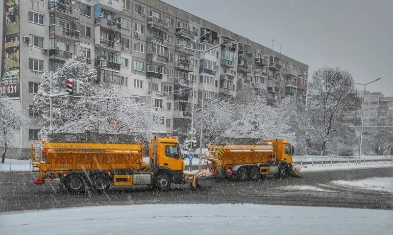 Сняг няма! Правят го, за да точат пари за опесъчаване и снегопочистване - Tribune.bg