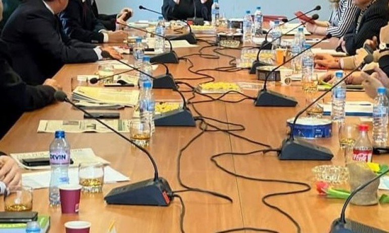 На среща: Нинова, депутати и министри от БСП пият уиски, пушат цигари и хапват сладки - Tribune.bg