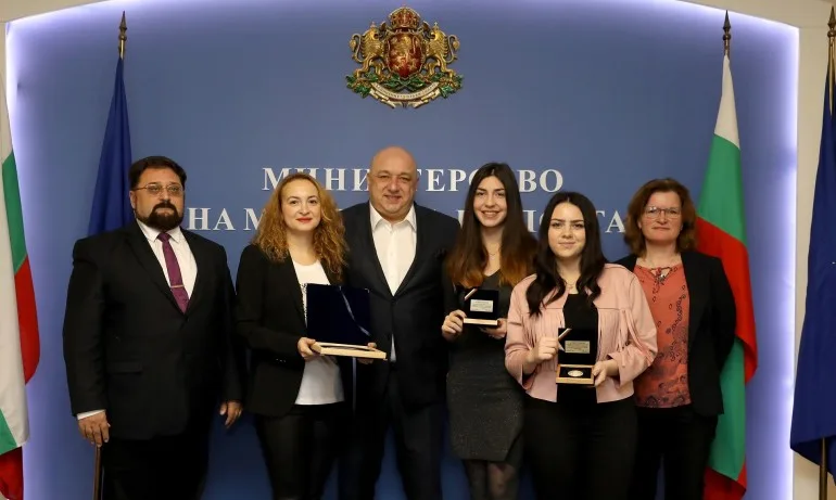 Кралев награди Антоанета Стефанова за двата медала от Европейското първенство по шахмат - Tribune.bg