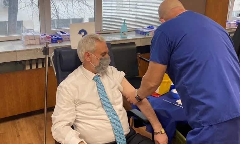 Главният мюфтия д-р Мустафа Хаджи се ваксинира - Tribune.bg