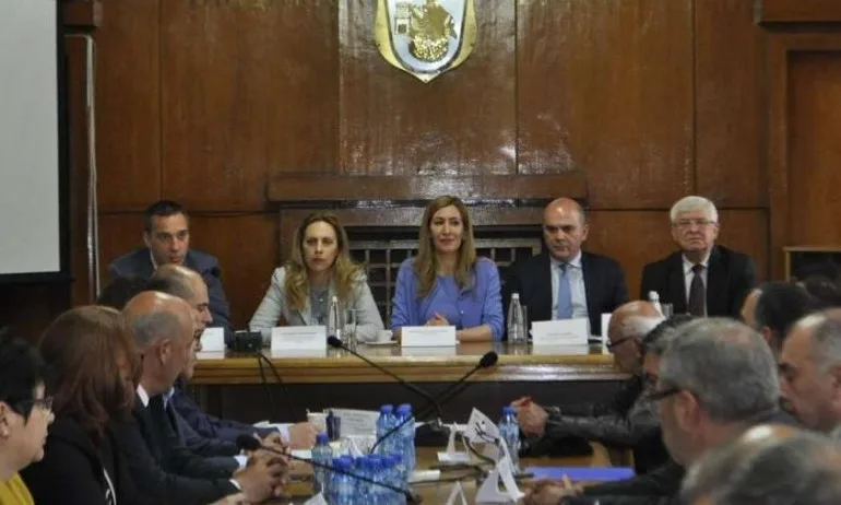 Ангелкова на среща с контролните органи в Бургас преди старта на сезона - Tribune.bg