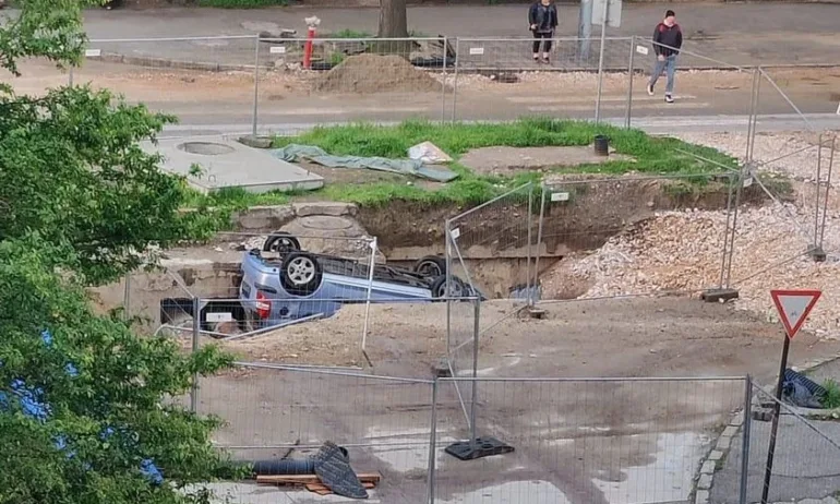 Кола се обърна по таван в изкоп в Пловдив - Tribune.bg
