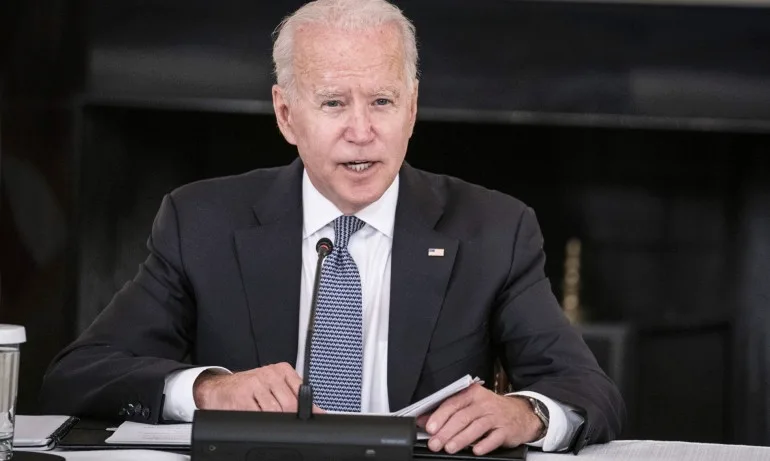 Пореден гаф - Байдън се появи омазан и получи бележка: Сър, има нещо на брадичката ви - Tribune.bg