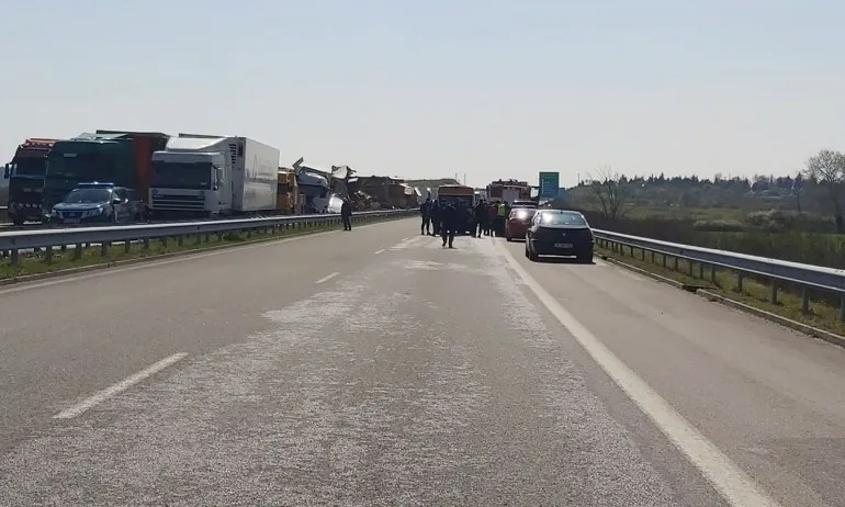 Най-малко двама загинали при верижната катастрофа на тирове на АМ Марица - Tribune.bg