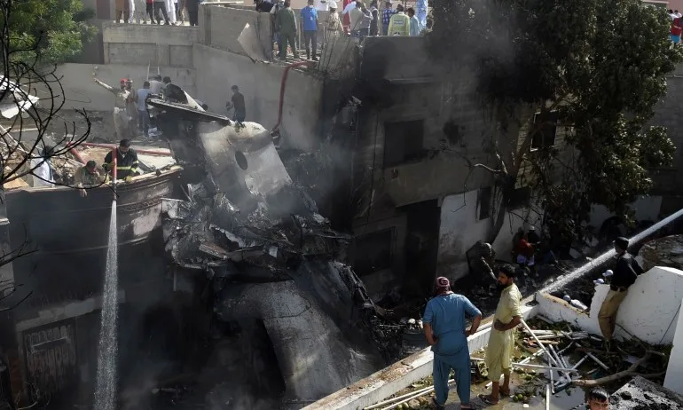 МВнР: Няма информация за пострадали българи при самолетната катастрофа в Пакистан - Tribune.bg