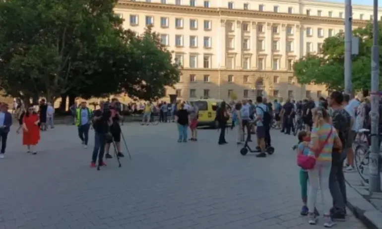 Кралев: Снощният флашмоб беше зле организирано рехаво присъствие на партийци - Tribune.bg