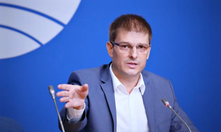 Нинова сменила 90% от ръководствата на държавните фирми, назначила е и сина на Емилия Масларова - Tribune.bg