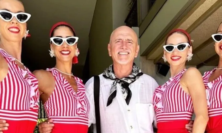 Николай Събев позира по джапанки с четири жени от някоя топла страна - Tribune.bg