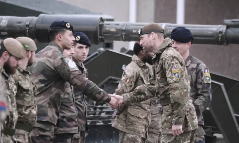 Принц Уилям посети британски войници на по-малко от 100 мили от руската граница - Tribune.bg