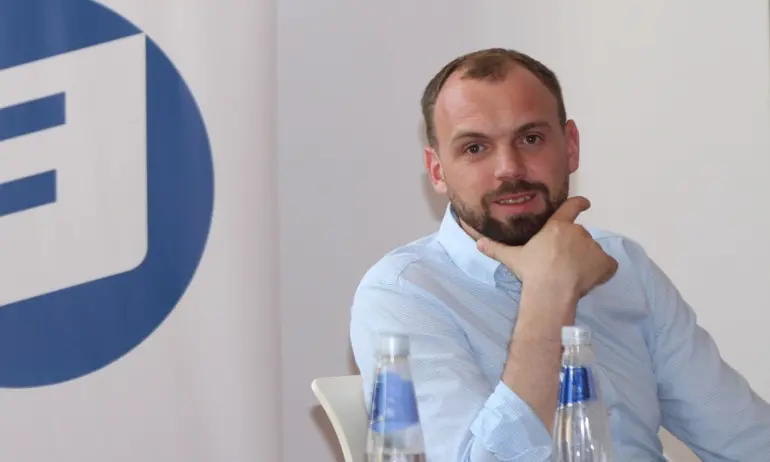 Сашо Симов: Не мога да спра да се хиля. Още има хора, за които казусът с Мустафа Емин е хибридна спецоперация - Tribune.bg