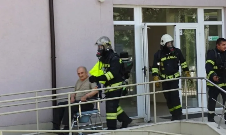 Поставят под карантина огнеборците, гасили пожара в дома в Благоевград - Tribune.bg