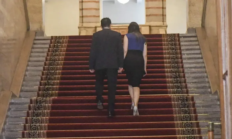 Въпреки уловения кадър: Лена Бориславова отрича да е хващала Петков за ръката - Tribune.bg