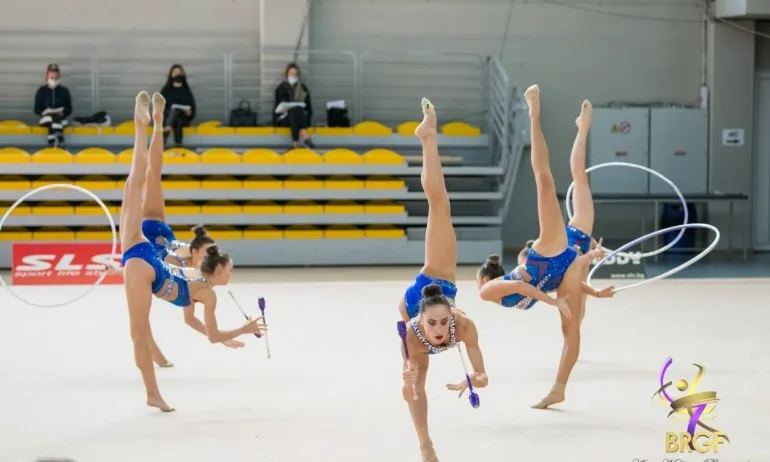 Ансамбълът показа новото си съчетание с обръчи и бухалки по музика на балета Спартак - Tribune.bg