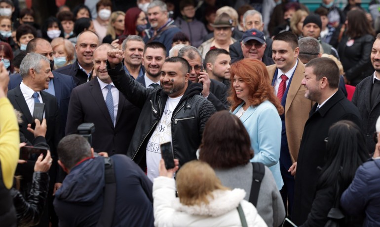 Кампанията на Радев: Без маски и с вдигнат юмрук - Tribune.bg