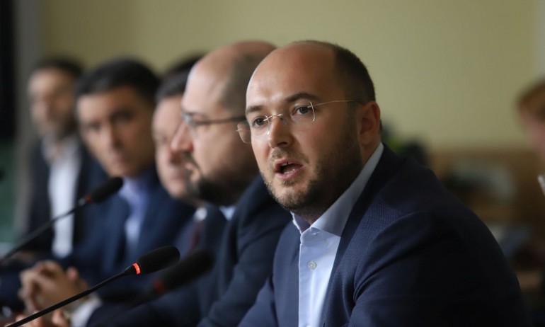 Георгиев: Опитът за сваляне на украинското знаме е атака срещу българската държавност - Tribune.bg