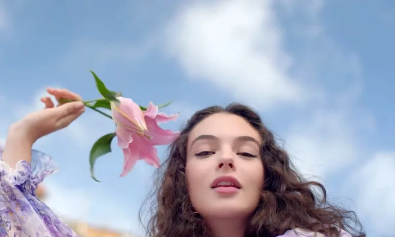 По стъпките на майка си: Дъщерята на Моника Белучи с кино дебют - Tribune.bg