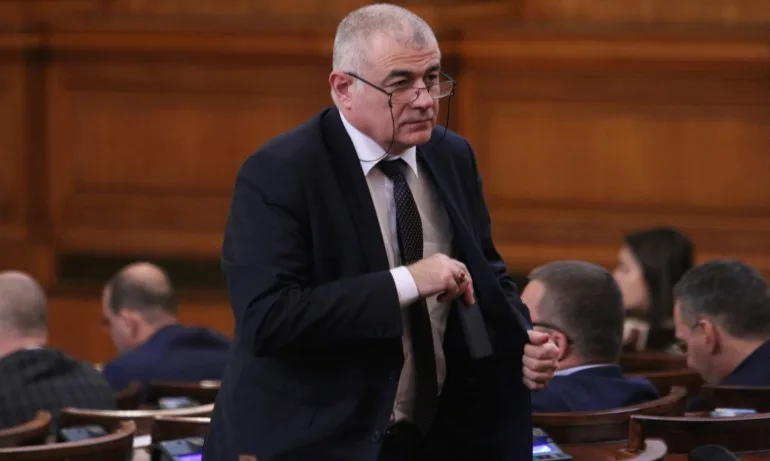 Депутат - контактен с Корнелия Нинова- без маска на масово мероприятие за Деня на будителите - Tribune.bg