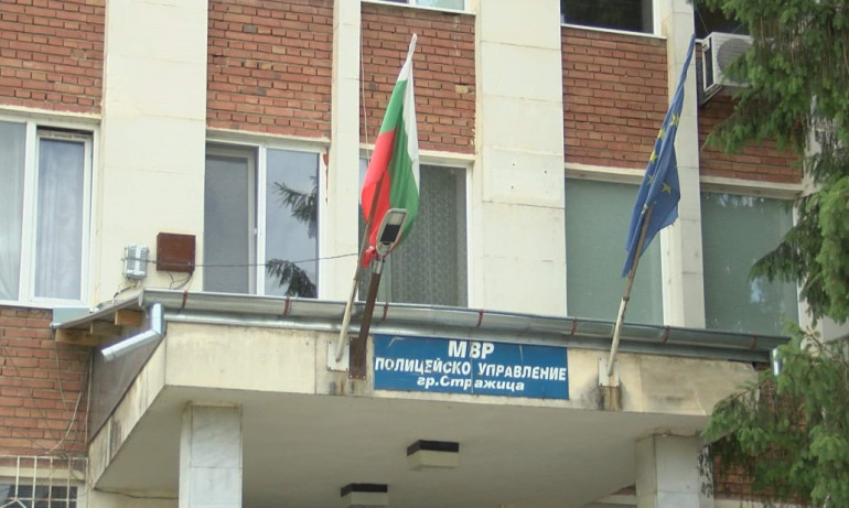 Стражица на протест срещу реформата в МВР на Рашков - Tribune.bg