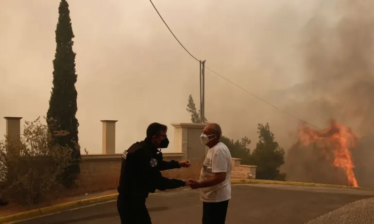 Голям пожар в Южна Гърция, има опасност за хотели - Tribune.bg