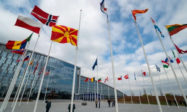 ИСТОРИЧЕСКИ МОМЕНТ за Скопие: Знамето се развя пред централата на НАТО - Tribune.bg