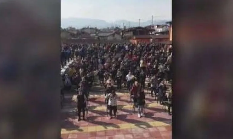 Разследват масово струпване на хора пред църква в Самоков - Tribune.bg