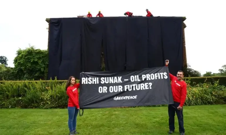 Активисти от Грийнпийс изрисуваха дома на министър-председателя на Великобритания Риши