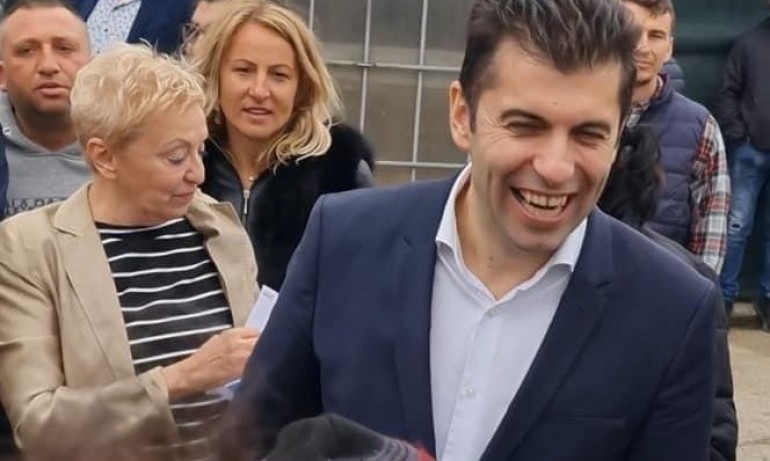 Дневник за властта: 50 лева за Великден – да имат бабите за кето козунака на Линда - Tribune.bg