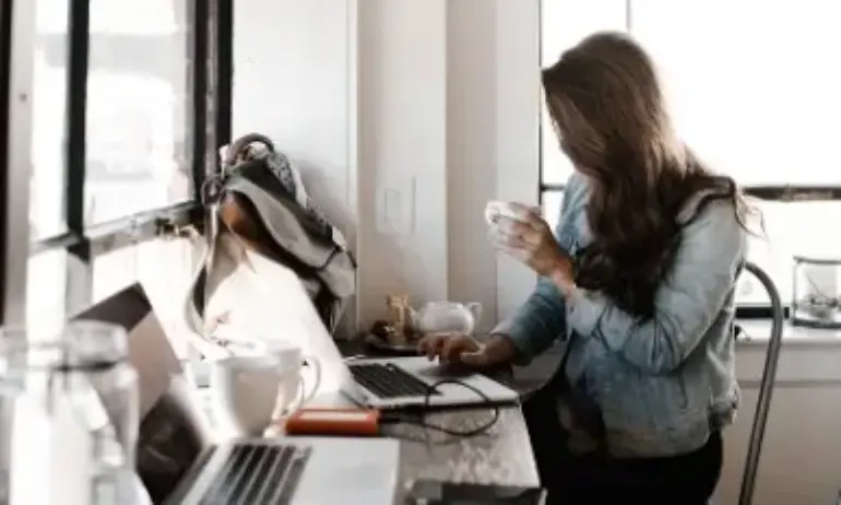 Проучване: Служители спестяват пари с хоум офис - Tribune.bg