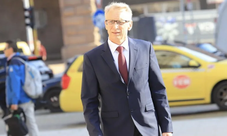 МОН не приема идеята за 650 лв. на семейство за дете, неприето на градина - Tribune.bg