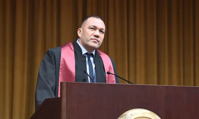 Кубрат Пулев се похвали с диплома по политология (СНИМКИ) - Tribune.bg