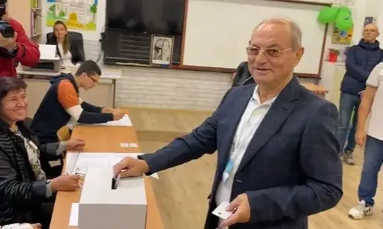 Ахмед Доган спази традицията, гласува рано и мълчаливо - Tribune.bg