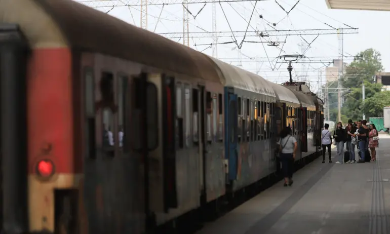 Бой между пътници във влак на БДЖ, издирват нападателя - Tribune.bg