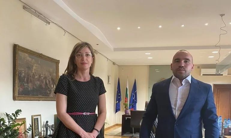 Захариева: Нямаме обяснение от РСМ защо трябва да искаме разрешение за внос на български книги - Tribune.bg