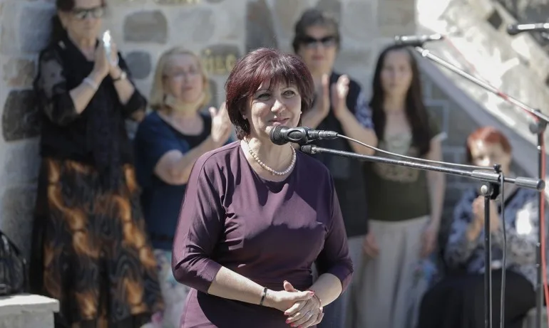 Караянчева: Във вторник започват преговори за събиране на подписи за проекта за нова Конституция - Tribune.bg