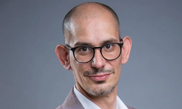 Д-р Благовест Върбаков е богослов, общественик и преподавател в Академията