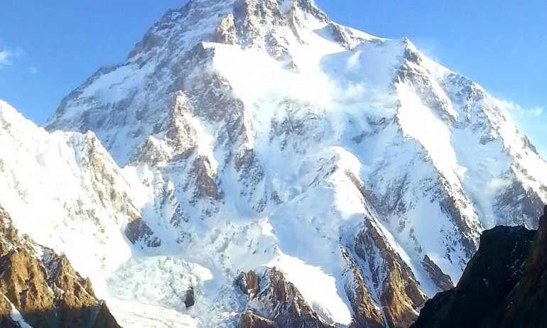 Нова драма под К2: Няма връзка с още 3-ма алпинисти от 30 часа - Tribune.bg