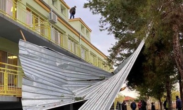 Вятър събори покрива на детската градина в Ново село край Пловдив - Tribune.bg